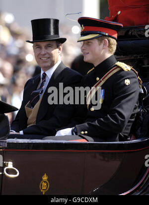 Prinz Harry (rechts) sitzt in einer Kutsche mit dem Herzog von York, als sie den Buckingham Palace, London, verlassen, um die jährliche Trooping the Color Zeremonie zu sehen, während die britische Königin Elizabeth II ihren offiziellen 80. Geburtstag feiert. Stockfoto