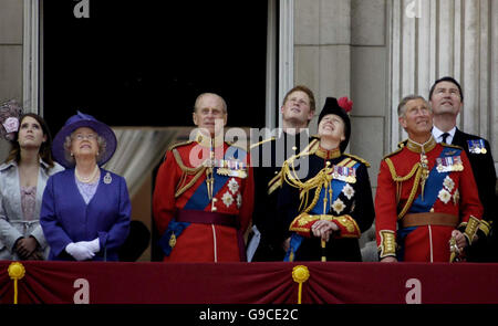 Mitglieder der königlichen Familie zu sehen einen Durchflug von einem Balkon des Buckingham Palace während der Trooping die Farbe Zeremonie (von links nach rechts): Prinzessin Eugenie, Königin Elizabeth II, Duke of Edinburgh, Prinz Harry, die Princess Royal, der Prinz von Wales und Konteradmiral Timothy Lawrence. Stockfoto