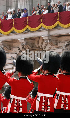 Königin Elizabeth II und Mitglieder der königlichen Familie Uhr vom Balkon des Buckingham Palastes als Soldaten aus dem Welsh Guards Feuer eine Feu de Joie (Feuer der Freude), als Teil der Königin der offiziellen 80. Geburtstagsfeiern. Stockfoto