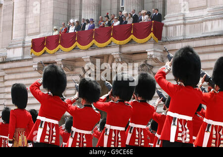 Königin Elizabeth II und Mitglieder der königlichen Familie Uhr vom Balkon des Buckingham Palastes als Soldaten aus dem Welsh Guards Feuer eine Feu de Joie (Feuer der Freude), als Teil der Königin der offiziellen 80. Geburtstagsfeiern. Stockfoto