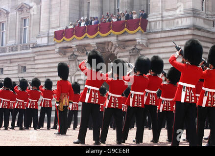 Königin Elizabeth II und Mitglieder der königlichen Familie Uhr vom Balkon des Buckingham Palastes als Soldaten aus dem Welsh Guards Feuer eine Feu de Joie (Feuer der Freude), als Teil der Königin der offiziellen 80. Geburtstagsfeiern. Stockfoto