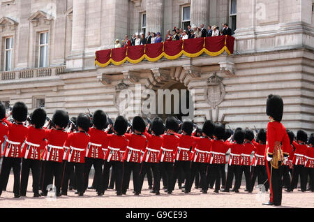 Königin Elizabeth II und Mitglieder der königlichen Familie Uhr vom Balkon des Buckingham Palastes als Soldaten aus dem Welsh Guards Feuer eine Feu de Joie (Feuer der Freude), als Teil der Königin der offiziellen 80. Geburtstagsfeiern. Stockfoto