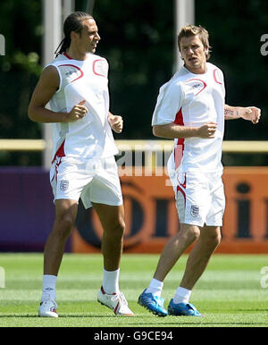 Englands Rio Ferdinand (links) und David Beckham während einer Trainingseinheit im Mittelbergstadion, Buhlertal, Deutschland. Stockfoto