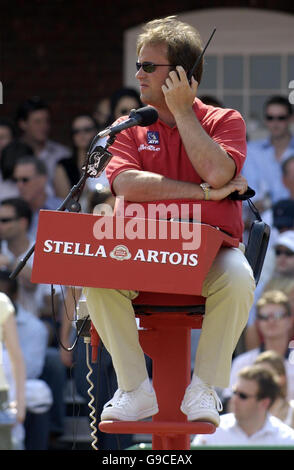 Der italienische Schiedsrichter Manuel Messina beobachtet, wie der britische Tim Henman während der Stella Artois Championships im Queen's Club, London, den australischen Lleyton Hewitt spielt. Stockfoto