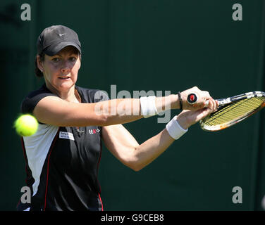 Die britische Sarah Borwell setzt sich während der Hasting's Direct International im Devonshire Park, Eastbourne, gegen die weißrussische Tatiana Poutchek ein. Stockfoto