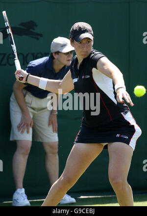 Die britische Sarah Borwell setzt sich während der Hasting's Direct International im Devonshire Park, Eastbourne, gegen die weißrussische Tatiana Poutchek ein. Stockfoto