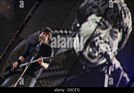 Dave Grohl von den Foo Fighters bei einem Auftritt im Hyde Park im Zentrum von London, Samstag, 17. Juni 2006. Stockfoto