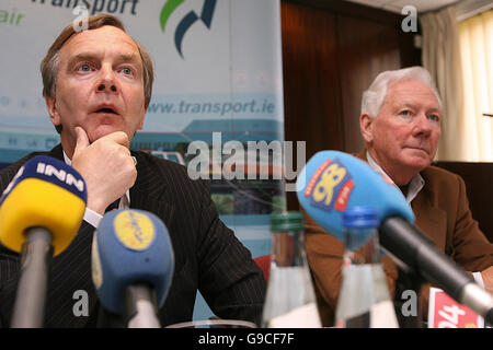 Minister für Verkehr Martin Cullen TD mit Gay Byrne (rechts) von der Road Safety Authority bei der Vorstellung der Konsultation über die Verordnung der Fahrt Anweisung in Irland. Stockfoto