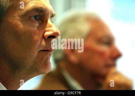 Minister für Verkehr Martin Cullen TD mit Gay Byrne (rechts) von der Road Safety Authority bei der Vorstellung der Konsultation über die Verordnung der Fahrt Anweisung in Irland. Stockfoto