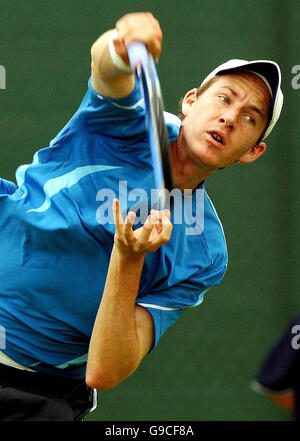 Der britische Richard Bloomfield ist während der Red Letter Days Open im City of Nottingham Tennis Center, Nottingham, im Einsatz gegen Janko Tipsarevic. Stockfoto