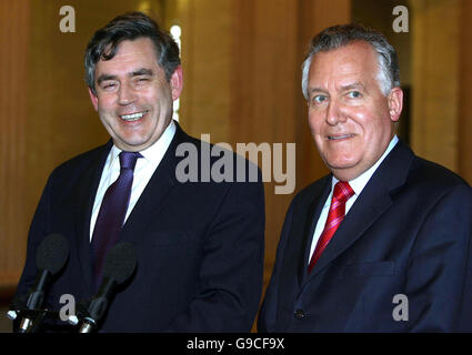 Der Schatzkanzler Gordon Brown (links) und Staatssekretär für Nordirland Peter Hain Adresse eine Pressekonferenz im Parlamentsgebäude Stormont bei Herrn Brown eintägigen Besuch in Belfast. Stockfoto