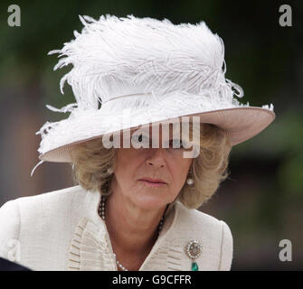 Die Herzogin von Cornwall verlässt St. George's Chapel in Windsor nach dem jährlichen Garter Service. Stockfoto