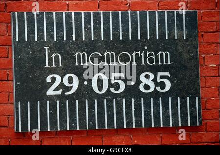 Fußball - Euro 2000 - Gruppe B - Italien gegen Belgien. Eine Gedenktafel vor dem König-Baudoin-Stadion in Brüssel, ehemals das Heysel-Stadion, erinnert an die Katastrophe im Heysel-Stadion Stockfoto