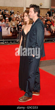 Sandra Bullock und Keanu Reeves (rechts) nehmen an der britischen Premiere von The Lake House im Vue West End Kino im Zentrum von London Teil. Stockfoto
