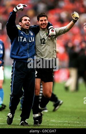 Fußball - Euro 2000 - Halbfinale - Italien gegen Holland. Die Italiener Francesco Antonioli (l.) und Francesco Tölo (r.) feiern, dass sie ihr Team bis zum Finale der Euro 2000 führen Stockfoto