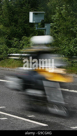 Eine feste Blitzer auf der N4 außerhalb von Dublin. PRESSEVERBAND Foto. Bild Datum: Mittwoch, 21. Juni 2006. Eine Regierungskommission hat berichtet, dass fast die Hälfte aller Feste Kamera Fotos zu beschleunigen Usless. Vgl. PA Geschichte Politik Kameras. PRESSEVERBAND Foto. Bildnachweis sollte lauten: Niall Carson/PA Stockfoto