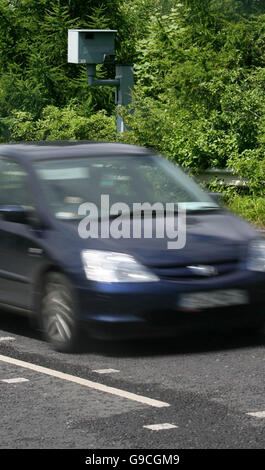 Eine feste Blitzer auf der N4 außerhalb von Dublin. PRESSEVERBAND Foto. Bild Datum: Mittwoch, 21. Juni 2006. Eine Regierungskommission hat berichtet, dass fast die Hälfte aller Feste Kamera Fotos zu beschleunigen Usless. Vgl. PA Geschichte Politik Kameras. PRESSEVERBAND Foto. Bildnachweis sollte lauten: Niall Carson/PA Stockfoto