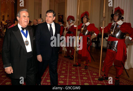 Der Oberbürgermeister von London, Alderman David Brewer (links) und Schatzkanzler Gordon Brown, gehen beim Lord Mayors Dinner an einer Ehrenwache vorbei zu den Bankern und Händlern der City of London, im Mansion House. Stockfoto