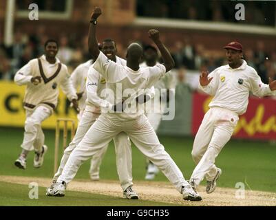 Franklyn Rose von West Indies (Mitte, zurück zur Kamera) feiert mit seinen Teamkollegen, nachdem sie das Dickicht von Nick Knight, der von Wicketkeeper Ridley Jacobs gefangen wurde, übernommen hat Stockfoto