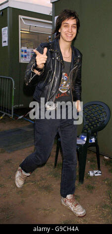 Julian Casablancas von der New Yorker Band The Strokes Backstage beim O2 Wireless Festival 2006 im Hyde Park im Zentrum von London. Stockfoto