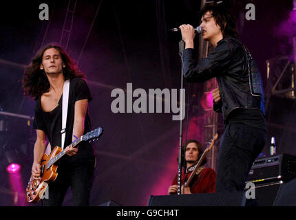 Julian Casablancas (rechts) von der New Yorker Band The Strokes tritt auf der Bühne des O2 Wireless Festivals 2006 im Hyde Park im Zentrum von London auf. Stockfoto