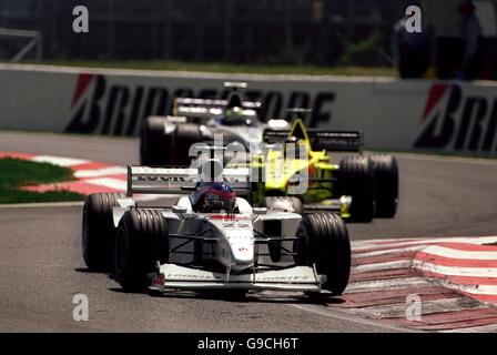 Jacques Villeneuve führt Heinz Harald Frentzen & Ralf Schumacher an Sein Weg zu einem 4. Platz Stockfoto