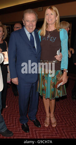 Sir David Frost und seine Frau besuchen die erste Nacht von Lord Andrew Lloyd Webber und Sir Tim Reises Musical Evita im Adelphi Theatre im Zentrum von London. Stockfoto