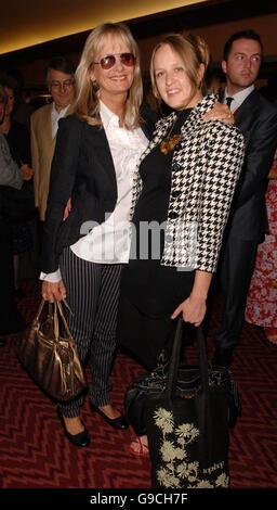 Twiggy und ihre Tochter besuchen die erste Nacht von Lord Andrew Lloyd Webber und Sir Tim Rice's Musical Evita, im Adelphi Theatre, Central London. Stockfoto