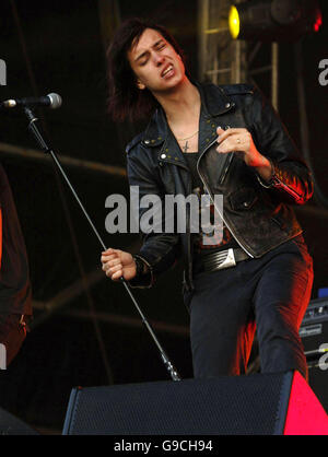 Julian Casablancas von der New Yorker Band The Strokes tritt auf der Bühne des O2 Wireless Festival 2006 im Hyde Park im Zentrum von London auf. Stockfoto