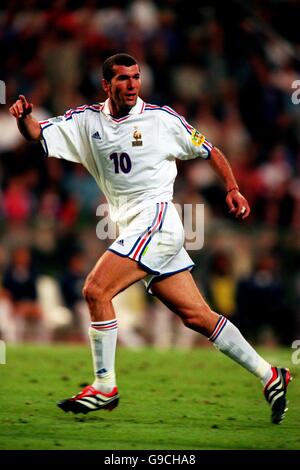 Fußball - Euro 2000 - Halbfinale - Frankreich gegen Portugal. Zinedine Zidane, Frankreich Stockfoto