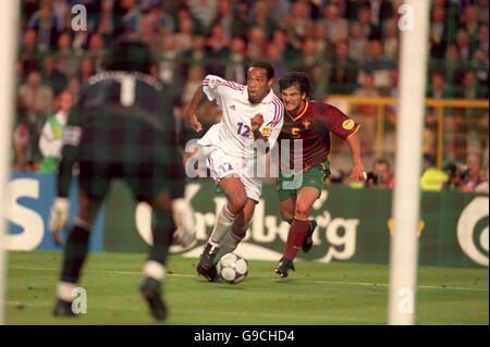 Fußball - Euro 2000 - Halbfinale - Frankreich gegen Portugal. Portugals Torhüter Vitor Baia (l) wartet auf ein Kreuz, als Frankreichs Thierry Henry (c) dem Portugiesen Fernando Couto entkommt (r) Stockfoto