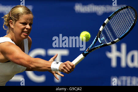 Die belgische Kim Clijsters gibt den Ball an die belgische Justine Henin-Hardenne im Halbfinale des Hasting's Direct International im Devonshire Park, Eastbourne, zurück. Stockfoto