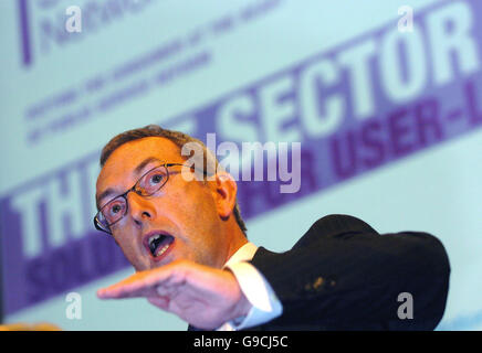 Arbeit und Renten Sekretär Rt Hon John Hutton, Adressen der Zukunft Services Network, drei Sektor Gipfel am Institute Of Engineering and Technology, im Zentrum von London. PRESS ASSOCIATION Foto Bild Datum Donnerstag, 22. Juni 2006. Bildnachweis lauten Chris Radburn/PA Stockfoto