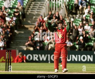 Cricket - NatWest Series Triangular Tournament - Zimbabwe / West Indies. Simbabwes Grant Flower feiert den Sieg über die Westindischen Inseln, nachdem er die Siegerläufe mit 5 verbleibenden Bällen erzielt hatte Stockfoto