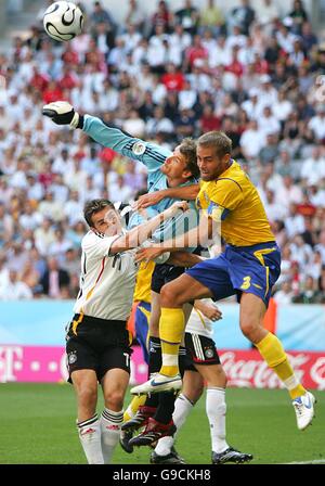 (L-R) die deutschen Miroslav Klose und Jens Lehmann sowie der schwedische Olof Mellberg kämpfen um den Ball Stockfoto