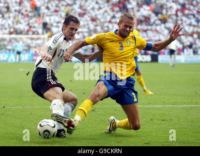 Der deutsche Miroslav Klose (l) wird vom schwedischen Olof Mellberg angegangen Stockfoto