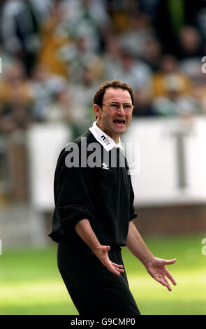 Scottish Soccer - Bank of Scotland Premier League - Dundee United / Celtic. Celtic-Manager Martin O'Neill wird mit dem Druck der neuen Saison beschäftigt Stockfoto
