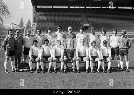 Fulhams Finalkader im FA Cup 1975: (Hintere Reihe, l-r) Trainer Taylor, Physio Woolnough, Barry Lloyd, Les Strong, John Dowie, John Lacy, Peter Mellor, Ernie Howe, Viv Busby, John Mitchell, John Fraser, Assistant Coach Collins; (erste Reihe, l-r) Jimmy Conway, Alan Slough, Alan Mullery, Manager Alec Stock, Bobby Moore, Les Barrett, John Cutbush Stockfoto