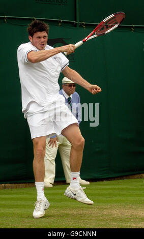 Der britische Joshua Goodall im Kampf gegen die niederländische Melle Van Gemerden während der ersten Runde der All England Lawn Tennis Championships in Wimbledon. Stockfoto