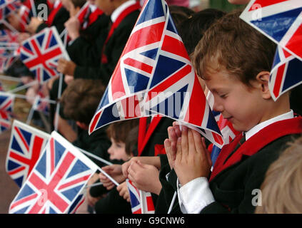 Kinder mit Flaggen schließen sich heute, nachdem das Royal Hospital mit der Freiheit des Royal Borough of Kensington and Chelsea ausgezeichnet wurde, dem Gebet an, bevor sie zu einem Gottesdienst für Chelsea-Rentner anbeten. Stockfoto