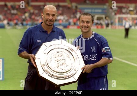 Fußball - FA Charity Shield - Chelsea / Manchester United. Chelsea-Manager Gianluca Vialli (l.) und Kapitän Dennis Wise (r.) feiern mit dem Charity Shield nach ihrem Sieg im Jahr 2-0 Stockfoto