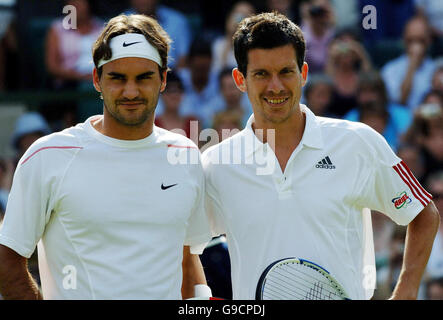 Tennis - Wimbledon Championships 2006 - All England Club. Roger Federer aus der Schweiz und Tim Henman aus Großbritannien vor der zweiten Runde der All England Lawn Tennis Championships in Wimbledon. Stockfoto