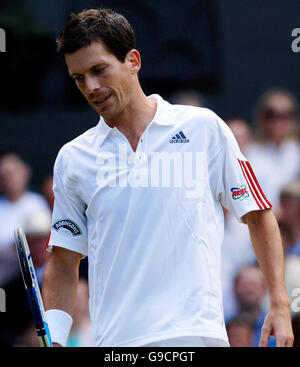 Der Grossbritannier Tim Henman zeigt seine Dejektion gegen den Schweizer Roger Federer beim zweiten Lauf der All England Lawn Tennis Championships in Wimbledon. Stockfoto