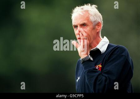 Paul Fairclough, der Manager von Stevenage Borough, ruft Anweisungen Stockfoto