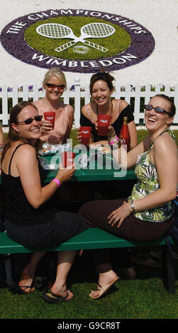 Tennisfans genießen einen Drink auf Henman Hill, bevor das Spiel am fünften Tag der All England Lawn Tennis Championships in Wimbledon beginnt. Stockfoto