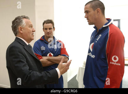 Der nordirische Sekretär Peter Hain trifft auf den englischen Cricket-Star Kevin Pietersen (rechts) und den englischen Kapitän Andrew Strauss beim ersten eintägigen International gegen Irland in Stormont, Belfast. Stockfoto