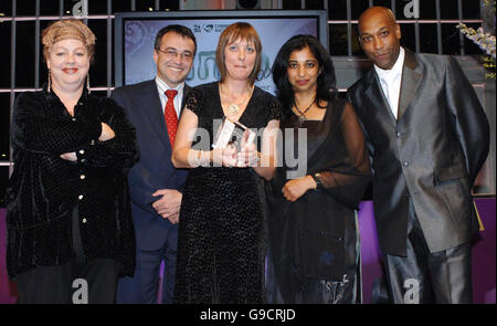 Sammeln den Youth Award für BBC 2, Rennen ändern Einstellungen, Neuigkeiten von Phil Woolas MP (zweiter von links) und Ronnie Harel (rechts) begleitet von Komödiantin und Zeremonie Moderator Jo Brand, bei der Kommission für Racial Equality Race In The Media Awards 2006 am Londoner Royal Opera House, Andrea Gauld (Mitte) und Lubna Malik (zweiter von rechts). Stockfoto