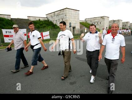 Fußball - FIFA Fußball-Weltmeisterschaft 2006 Deutschland - Gruppe B - England gegen Trinidad und Tobago - Franken-Stadion. England-Fans kommen für das Spiel in Nurumberg Stockfoto