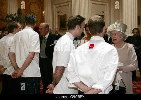 Von links nach rechts: Köche, die die "Great British Menu" erstellt serviert an einem Mittagessen, veranstaltet durch den Oberbürgermeister: Bryn Williams, Fischgericht, Nick Nairn, Hauptgericht, der Herzog von Edinburgh, Marcus Wareing, Dessert-Kurs und Richard Corrigan, den Starter entworfen und Britains Königin Elizabeth II. Stockfoto