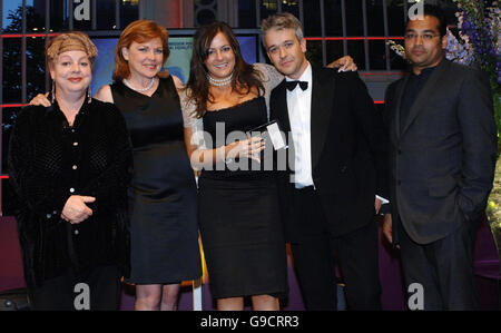 Journalisten Linda Duberley, zweite Straße links, Ruth Gray, Zentrum und Simon Phillips, zweite rechts, sammelt die sachliche TV Award für heute Abend mit Trevor McDonald - Pole auseinander, von Krishnan Guru-Murthy, Channel 4 News-Moderatorin, Komikerin und Zeremonie Moderator Jo Brand, bei der Kommission für Racial Equality Race In The Media Awards 2006 am Londoner Royal Opera House in Begleitung. Stockfoto